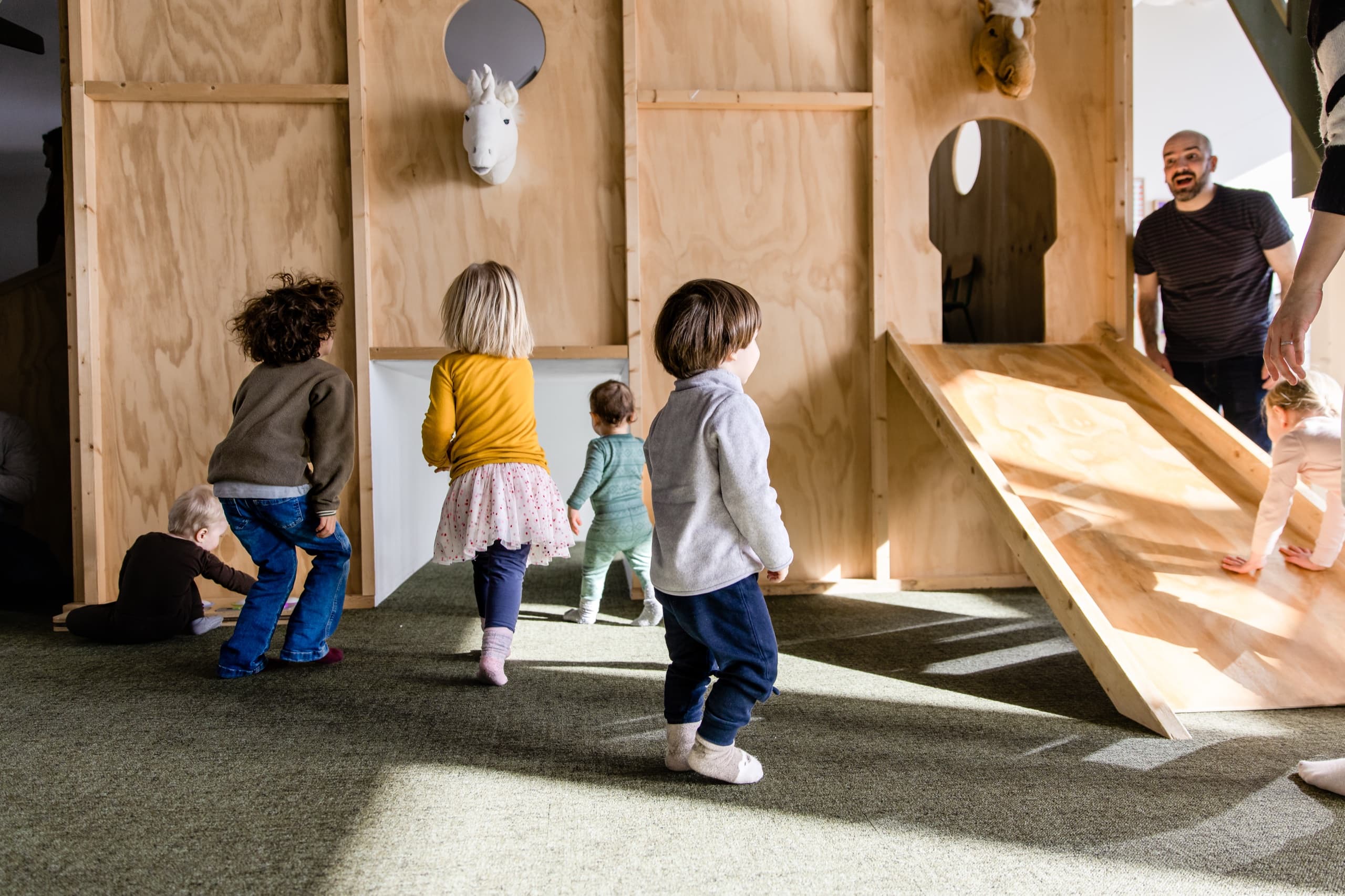 Barn leker i lekeslottet i tre med sklie hos Lille Lab