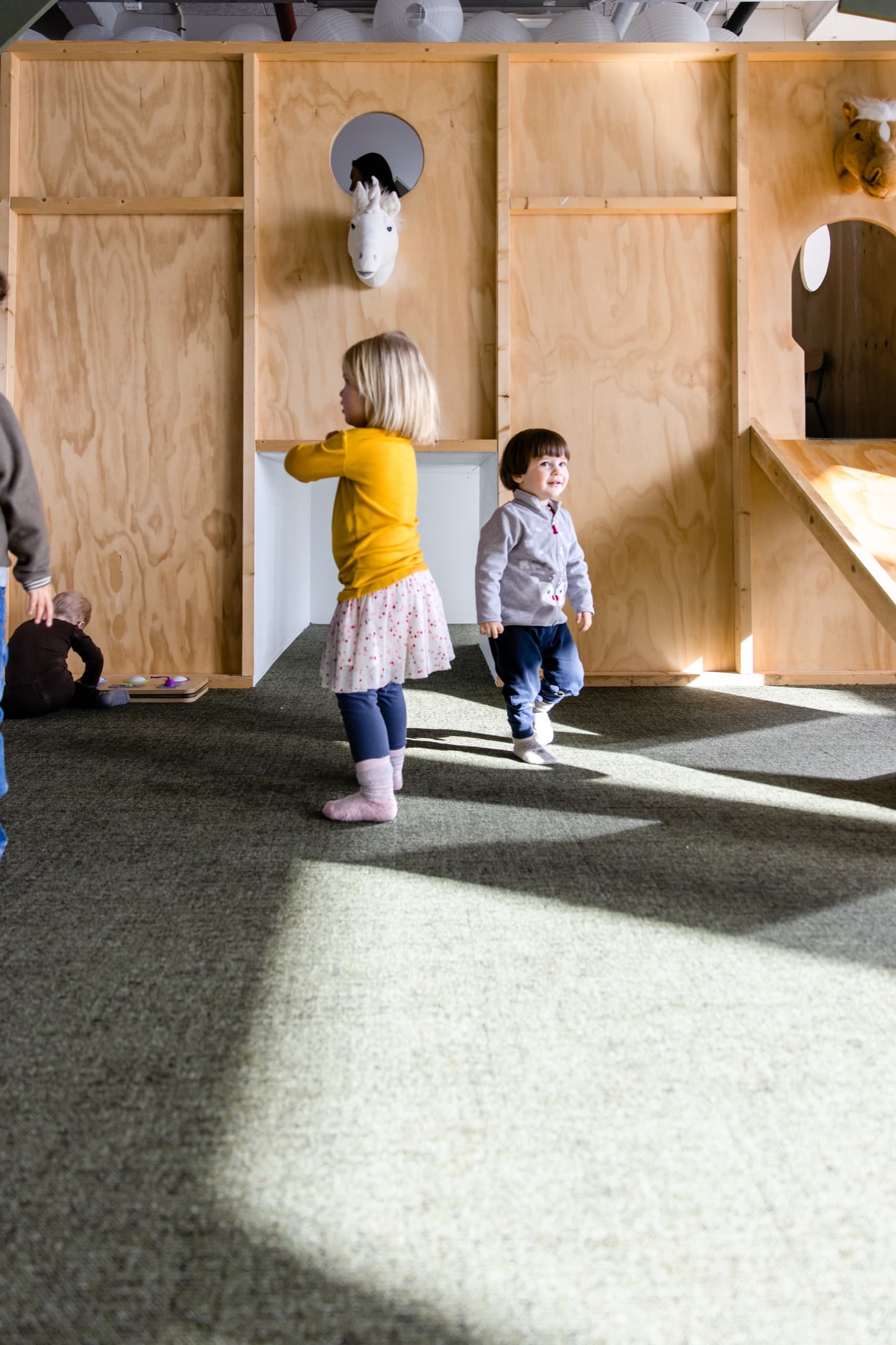 To barn ved lekeslottet i tre hos Lille Lab